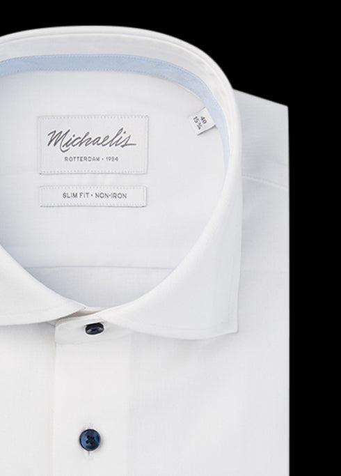 Uni wit twill overhemd met donkerblauwe knopen