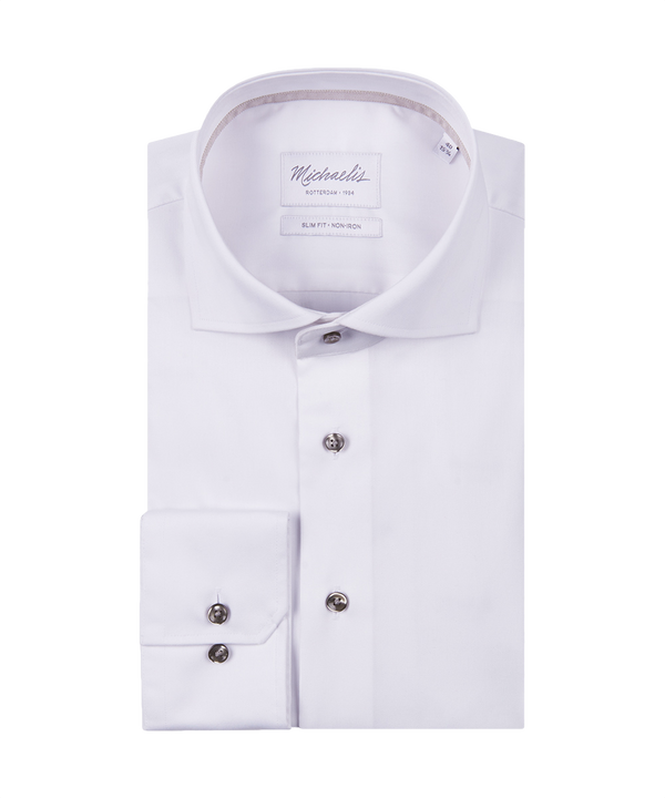 Wit overhemd met donkere knopen en bruine band in kraag