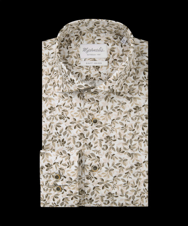 Vrolijk overhemd met bruine herfstbloemen