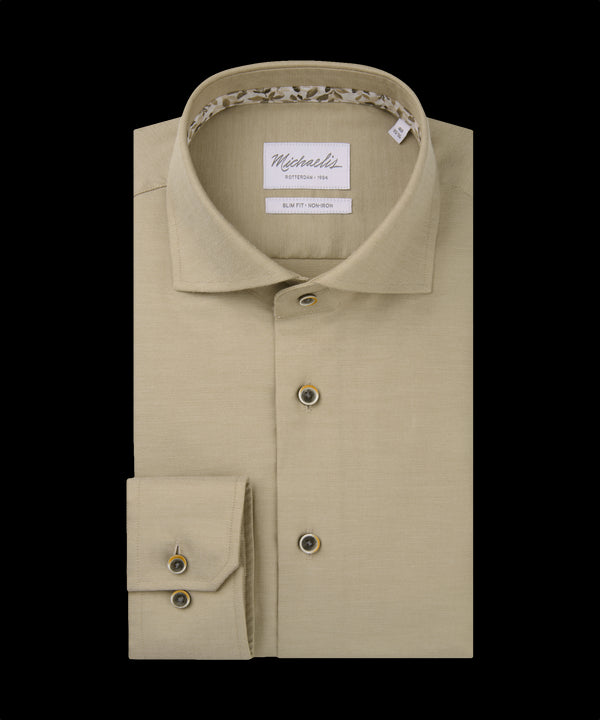 Woestijnbeige overhemd met bruine knopen