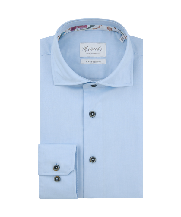 Blauw overhemd met zwarte knopen en bloemen in kraag