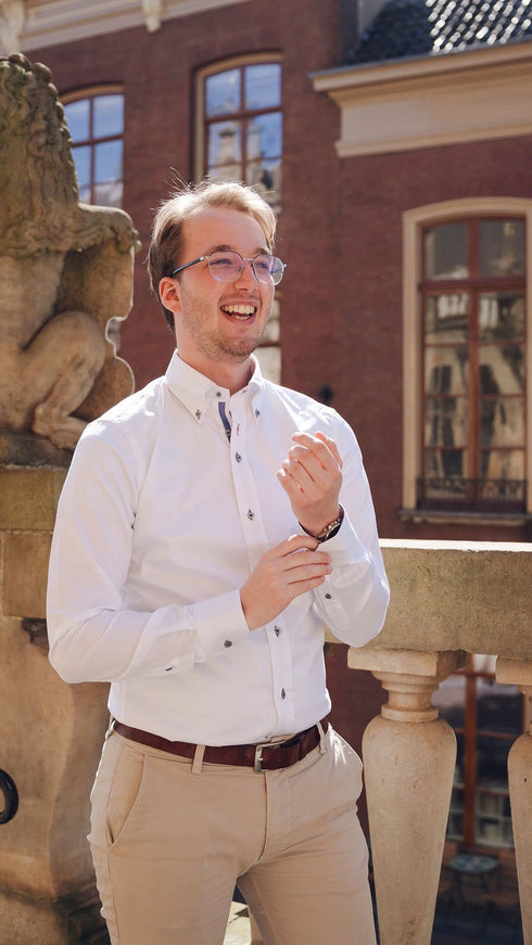 Wit overhemd met gekleurde knopen en button-down