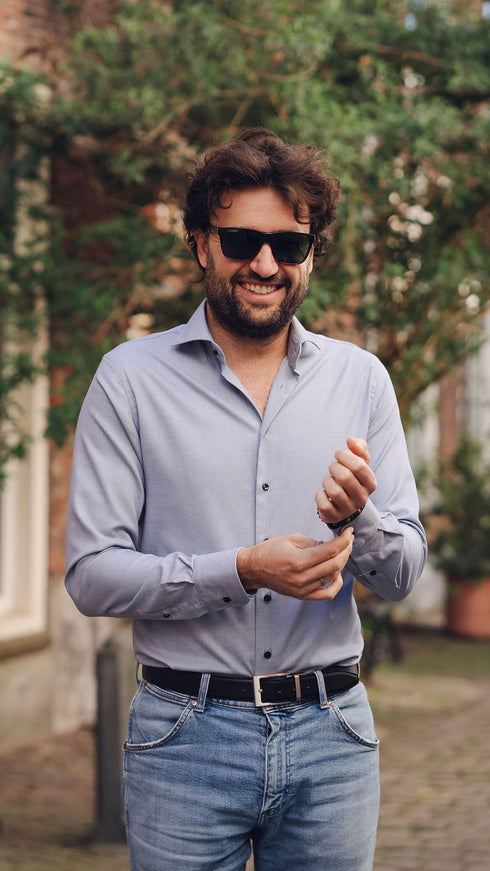 Blauw overhemd met kleine halve rondjes