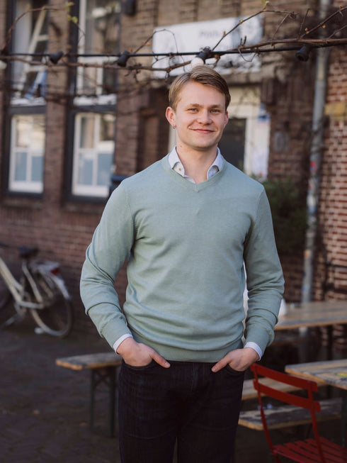 Mintgroene trui met v-hals